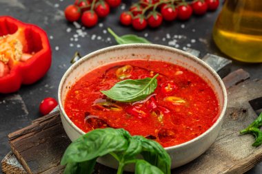 Geleneksel İspanyol soğuk çorbası püre gaspacho ya da koyu bir arka plan gazpachoon. Restoran menüsü, diyet, yemek kitabı tarifi üst görünümü.