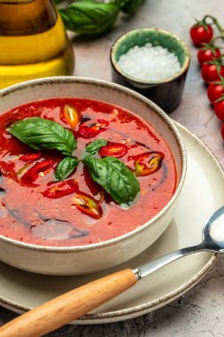 Domatesli gazpacho çorbası. Hafif bir arka planda yaz soğuk vejetaryen yemeği. Temiz yemek, diyet, vejetaryen yemek konsepti. en üstteki görünüm.