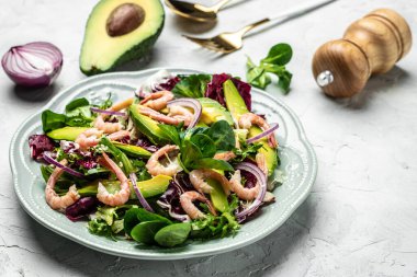 Karidesli sağlıklı deniz ürünleri salatası, avokado dilimleri taze yeşiller, sağlıklı yiyecekler. Süper yiyecek konsepti. Temiz yeme konsepti. Vejetaryen ya da glütensiz diyet. metin için yer,