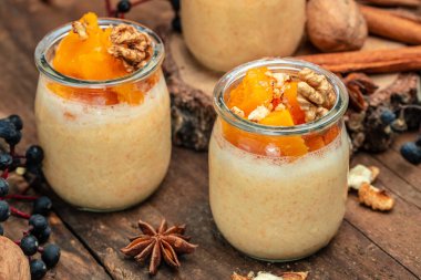 Kremalı balkabağı parfe, fındıklı cam. Lezzetli kahvaltı ya da atıştırmalık.