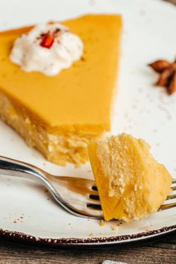 Krem şantili bir dilim balkabaklı cheesecake turtası, yemek tarifi geçmişi. Kapat..