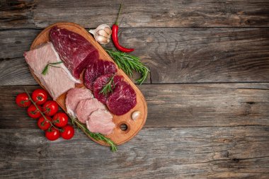 Taze et, domuz eti ve sığır eti çeşitleri. Farklı türde çiğ domuz eti ve sığır eti. afiş, menü, metin için tarif yeri, üst görünüm.