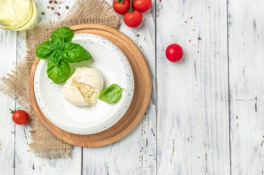 Mozzarella 'dan taze beyaz burrata peyniri ve Apulia' dan krema, İtalyan Akdeniz mutfağı, yemek tarifi geçmişi. Kapat.,