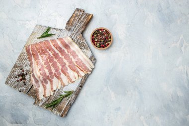Çiğ domuz pastırması, domuz pastırması ince dilimlenmiş domuz eti ince dilimlenmiş arka planda domuz yağı, ketojenik diyet, yazı için yer, üst görüş..