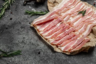 Pastırma dilimlerini kapat. Domuz eti. Tahtada biberiyeli domuz eti, Keto diyet gıda malzemeleri. Restoran menüsü, diyet, yemek kitabı tarifi..