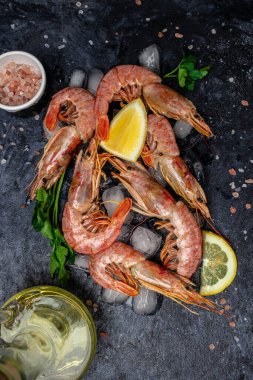 Karidesleri, karidesleri kapatın. Deniz ürünleri, tuzlu Arjantin karidesi, karides, okyanus karidesi. dikey görüntü. Üst Manzara. metin için yer.