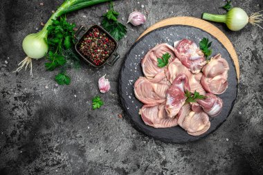 Tavada tavuk var. Çiğ, çiğ tavuk ve mide. Mutfak, yemek pişirme, konsept. afiş, metin için menü tarifi yeri, üst görünüm.