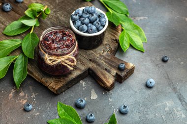 Yabanmersini reçeli ya da cam marmelat. Yaban mersini meyvesi. metin için yer, üst görünüm.