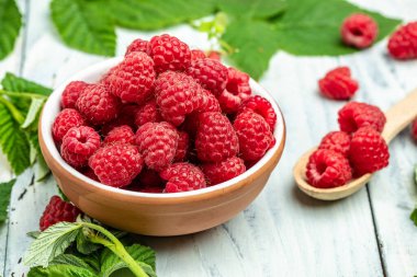 Organik ahududu, kasede taze ahududu. Olgun sulu taze ahududu. Sağlıklı yiyecekler, vitaminler, yaz meyveleri. Uzun afiş biçimi. metin için yer,