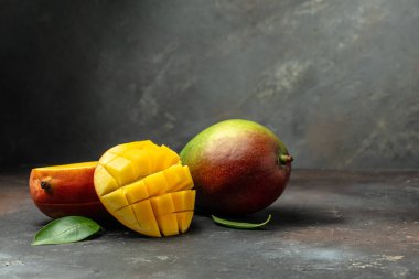 Kırmızı mango. Karanlık bir arka planda taze tropikal meyve. Uzun pankart biçimi.