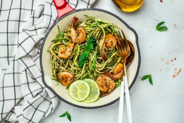 Pesto soslu kabaklı makarna ve tavada ızgara karides. Yemek tarifi geçmişi. Kapat..