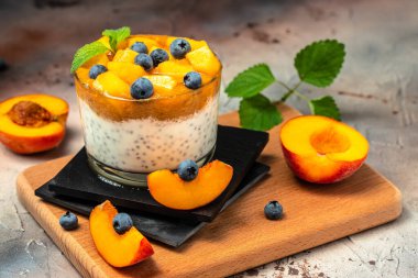 Peach chia tohumlu yoğurt, doğal detoks, meyve tatlısı, sağlıklı beslenme konsepti,