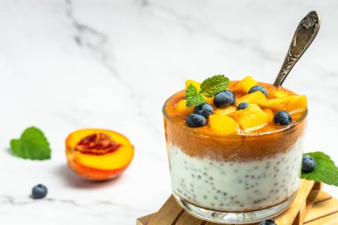 Şeftalili yaban mersinli yoğurt ya da kremalı tatlı. Meyveli ev yapımı tatlı. metin için yer, üst görünüm.