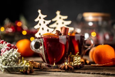 Noel 'de sıcak sıcak şarap baharat ve portakallı sıcak sıcak içecek,