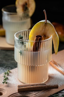 Sıcak şarap. Armut, elma suyu ve tarçınlı geleneksel sonbahar baharatlı kokteyl, dikey görüntü. Üst Manzara. metin için yer.