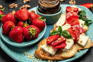 Tost ya da böğürtlenli bruschetta, peynirli camembert fındık ve bal. Yaz kahvaltısı. Sağlıklı, temiz yemek. Vegan ya da glütensiz diyet.