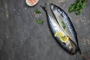 Tuz, limon ve baharatla metal tepside marine edilmiş uskumru ya da ringa balığı. Deniz ürünleri konsepti. Uzun afiş biçimi. en üstteki görünüm.