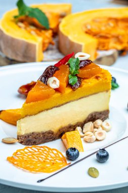 Hafif arka planda fındıklı peynirli kek tatlısı. en üstteki görünüm.