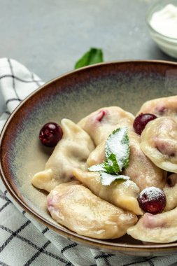 Kirazlı ve krema soslu lezzetli börekler, yemek tarifi geçmişi. Kapat, üst görünüm,