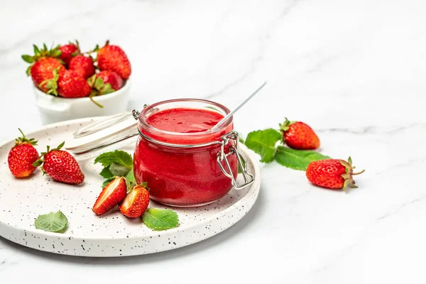 Çilek reçeli kavanozu ve tahta tahta tahta beyaz arka planda taze böğürtlen. Uzun pankart biçimi.