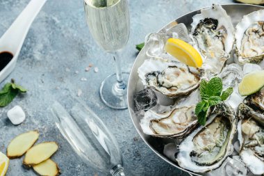 Şarap, limon ve buzlu istiridye. İstiridye yemeği. Restoranda şampanyayla istiridye yemeği. afiş, menü, metin için tarif yeri, üst görünüm.