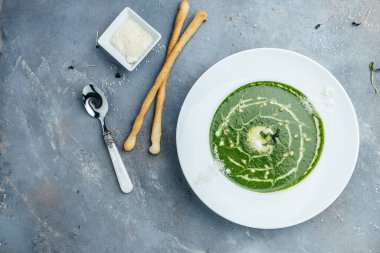 Lezzetli brokoli kremalı çorba. Vejetaryen yemeği. Pankart, yemek servisi menü tarifi yeri, metin, üst görünüm,