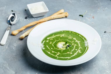 Yeşil kremalı ıspanak çorbası ve parmesanlı brokoli, vejetaryen yemeği. sağlıklı yemek ve diyet,