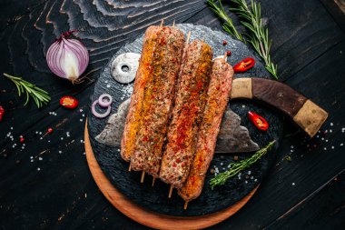 Baharatlı, koyu arkaplanlı şiş kebap. Lula kebap, geleneksel Kafkas yemeği. en üstteki görünüm.