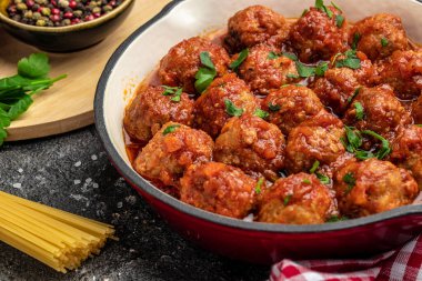 Domates soslu ve köfteli İtalyan makarnası. Restoran menüsü, diyet, yemek kitabı tarifi üst görünümü,