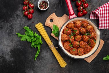 Domates soslu ve köfteli İtalyan makarnası. Restoran menüsü, diyet, yemek kitabı tarifi üst görünümü.