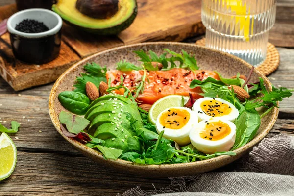 Ensalada Salmón Con Verduras Huevos Aguacate Dieta Cetogénica Desayuno Almuerzo — Foto de Stock