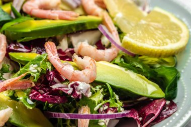 Taze avokado salatası, karides, marul yeşili karışım ve zeytinyağı, limon sosu. Sağlıklı yemek, lezzetli kahvaltı ya da atıştırmalık, temiz yemek, diyet, vejetaryen yemek konsepti. en üstteki görünüm.