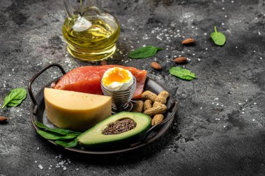 Düşük karbonhidratlı ürünleri yüksek proteinli ve iyi yağ kaynaklı yapın. Sağlıklı yağlar, hafif arka planda kilo vermek için temiz yiyecekler, keto ya da ketojenik diyet, üst görünüm.