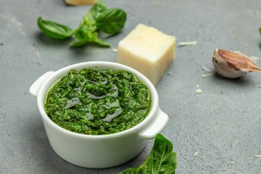 Pesto soslu İtalyan çiğ makarna. Restoran menüsü, diyet, yemek kitabı tarifi üst görünümü.