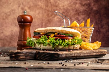 Kızarmış sandviç sandviçi, yanında çıtır tavuk ve salata. Lezzetli kahvaltı ya da atıştırmalık. Boşluğu kopyala,