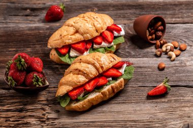 Yumuşak peynirli kruvasan ve taze çilek. Kahvaltı seti. Yemek tarifi geçmişi. Kapat..