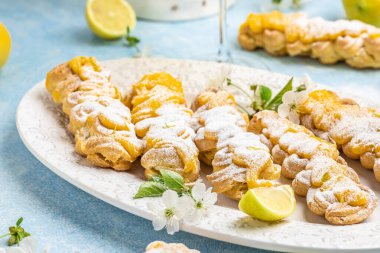 Limonlu kremalı ekler. Restoran menüsü, diyet, yemek kitabı tarifi üst görünümü.