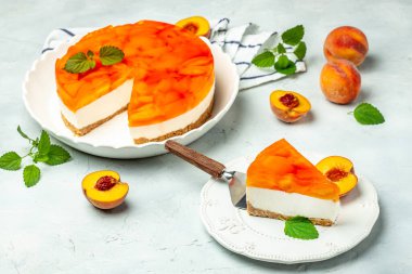 Şeftalili lezzetli cheesecake, şeftalili jöle, hafif arka planda reçel..