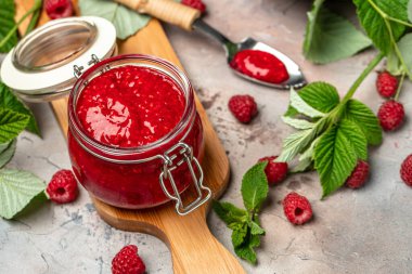 Arka planda böğürtlen reçeli. Ahududulu ev yapımı reçel. afiş, menü, metin için tarif yeri, üst görünüm.