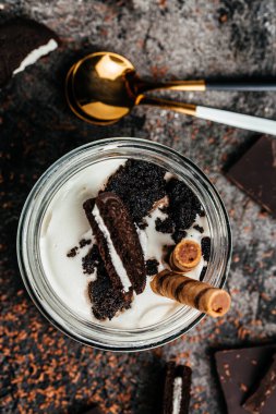 Koyu arkaplanda çikolatalı sandviç kurabiyeleri olan lezzetli bir dondurma. afiş, menü, metin için tarif yeri, üst görünüm,