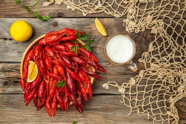 Istakoz yakın plan. Ahşap arka planda kırmızı kerevit. Bira fabrikası konsepti. Bira için atıştırmalık. metin için yer, üst görünüm.