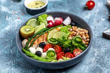 Tavuk fileto, avokado, kuşkonmaz, nohut, brokoli, turp, tavuk, salatalık domatesli, zeytinli mozzarella. Detoks ve sağlıklı süper yiyecekler konsepti, üst görünüm,