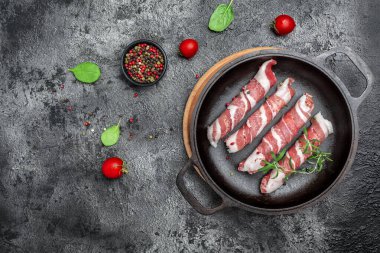 Kofta kebap ya da chevapchichi. Domuz pastırmasına sarılmış kıyma sosisler. Sağlıklı yağlar, kilo vermek için temiz yiyecekler..