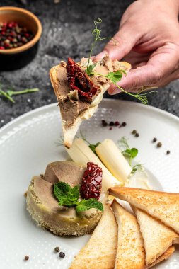 Erkek elleri kızarmış ekmeğe ev yapımı macun sürer. Taze ev yapımı börek. Karaciğer ezmesi. Lezzetli dengeli gıda konsepti.