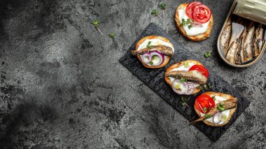 Sprat sandviçi. Yağlı boya, Danimarka mutfağı. Uzun pankart biçimi, üst görünüm.