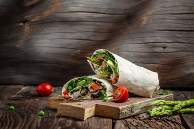 Tortilla tavuk ve sebzeli kuşkonmaz, avokado, domates, bezelye, peynir paketler. Yemek tarifi geçmişi. Kapat..