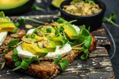 Çavdar ekmekli avokado tostları, lezzetli kahvaltı ya da aperatif, temiz yemek, diyet, vegan gıda konsepti. en üstteki görünüm.
