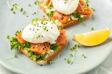 Somon balıklı haşlanmış yumurta ve kızarmış ekmek. Nefis bir kahvaltı. Yemek tarifi geçmişi. Kapat..