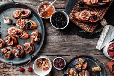 Keçi peyniri ile doldurulmuş incirler. Ceviz ve bal peynirli incirler. Sığ dof. Cevizli incir. Mavi peynir ve bal. Lezzetli aperatif, aperatif olarak ideal..