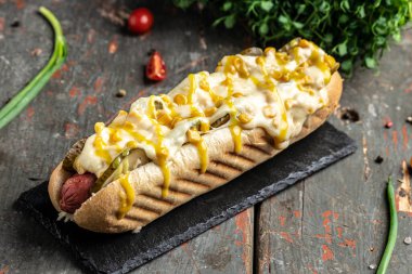 Sosisli, peynirli ve mısırlı sosisli. Fast food ve abur cubur konsepti. Üst Manzara. metin için yer.